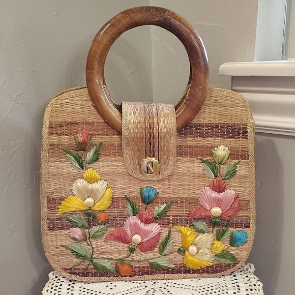 Bags By Whidby Inc Vintage Woven Floral Handbag Wood Handles Kisslock Closure